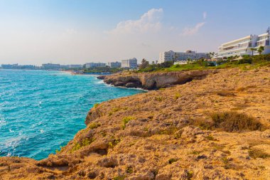 Deniz manzarası, kayalık kayalıklar, kumlu plajlar ve Kıbrıs Rum Kesimi Ayia Napa otelleri
