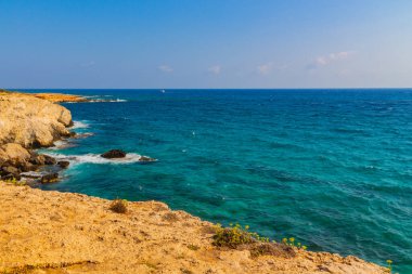 Kayalık kayalıkları ve mağaraların yakınındaki muhteşem mavi suları ve sevgililer köprüsü olan Ayia Napa, Kıbrıs. Akdeniz manzarası.
