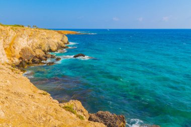 Kayalık kayalıkları ve mağaraların yakınındaki muhteşem mavi suları ve sevgililer köprüsü olan Ayia Napa, Kıbrıs. Akdeniz manzarası.