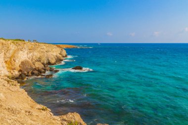 Kayalık kayalıkları ve mağaraların yakınındaki muhteşem mavi suları ve sevgililer köprüsü olan Ayia Napa, Kıbrıs. Akdeniz manzarası.