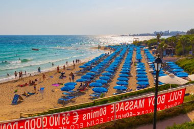 Ayia Napa, Kıbrıs - 06 Eylül 2019: Turistlerle dolu kalabalık plaj. Akdeniz yaz plajı, Agia Napa, Kıbrıs