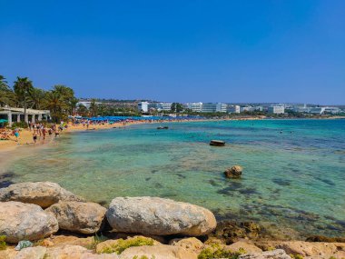 Ayia Napa, Kıbrıs - 07 Eylül 2019: Agia Napa sahillerine, sahil şeridine ve otellere bakın. Akdeniz yaz plajı.