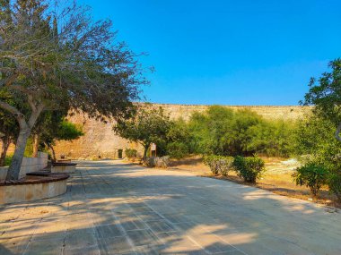 Kıbrıs Rum Kesimi 'nin Agia Napa kentindeki Antik Bizans su kemerinin önüne park et.