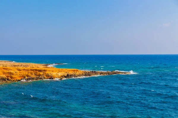 Plage Rocheuse Avec Une Eau Bleue Étonnante Près Des Grottes — Photo