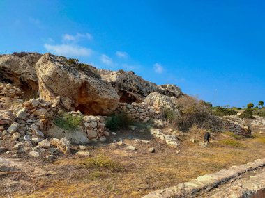 Kıbrıs 'ın Ayia Napa kentinde antik su kemeri yakınlarındaki doğal kayalık.