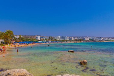 Ayia Napa, Kıbrıs - 07 Eylül 2019: Agia Napa sahillerine, sahil şeridine ve otellere bakın. Akdeniz yaz plajı.