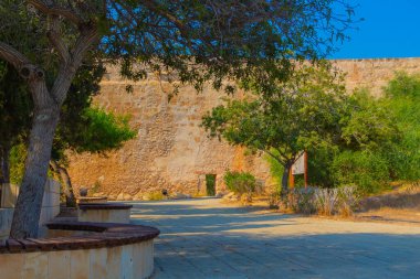Kıbrıs Rum Kesimi 'nin Agia Napa kentindeki Antik Bizans su kemerinin önüne park et.