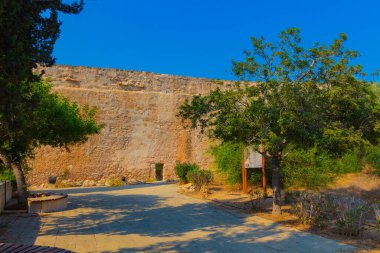 Kıbrıs Rum Kesimi 'nin Agia Napa kentindeki Antik Bizans su kemerinin önüne park et.