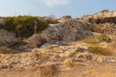 Kıbrıs 'ın Ayia Napa kentinde antik su kemeri yakınlarındaki doğal kayalık.