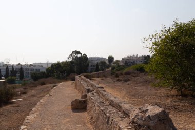 Ayia Napa, Kıbrıs - 07 Eylül 2019: Antik Bizans su kemeri Agia Napa, Kıbrıs