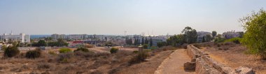 Ayia Napa, Kıbrıs - 07 Eylül 2019: Antik Bizans su kemeri, Agia Napa, Kıbrıs. Yukarıdan Ayia Napa 'ya panoramik görünüm.