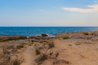 Kıbrıs Rum Kesimi 'nin Ayia Napa kentindeki Akdeniz' in Rocky plajı. Doğal taş oluşumları.