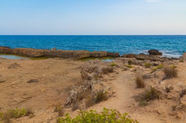 Kıbrıs Rum Kesimi 'nin Ayia Napa kentindeki Akdeniz' in Rocky plajı. Doğal taş oluşumları.