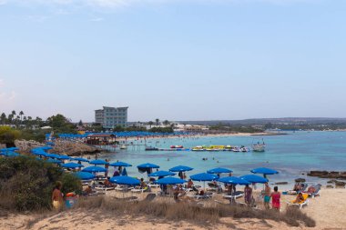 Ayia Napa, Kıbrıs - 08 Eylül 2019: Makronissos Sahili 'nde insanlar yüzüyor. Akdeniz Sahili.