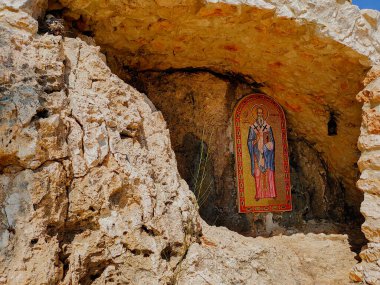 Bizans tarzı modern mozaiğe sahip eski Agios Epifanios kilisesinin kalıntıları, Kıbrıs Rum Kesimi Ayia Napa