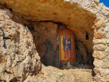 Bizans tarzı modern mozaiğe sahip eski Agios Epifanios kilisesinin kalıntıları, Kıbrıs Rum Kesimi Ayia Napa
