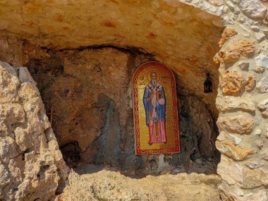 Bizans tarzı modern mozaiğe sahip eski Agios Epifanios kilisesinin kalıntıları, Kıbrıs Rum Kesimi Ayia Napa