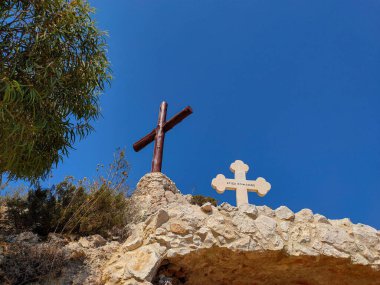 Kıbrıs Rum Kesimi 'nin Ayia Napa kentindeki Agios Epifanios kilisesine taş haçlar