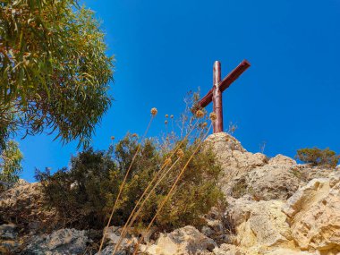 Kıbrıs Rum Kesimi 'nin Ayia Napa kentindeki Agios Epifanios kilisesinin üzerinde büyük ahşap haç.