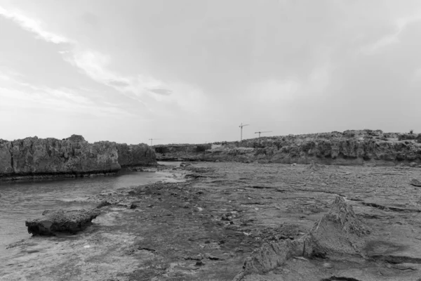 Skalnatá Pláž Středozemního Moře Ayia Napa Kypr Přírodního Kamene Černobílá — Stock fotografie