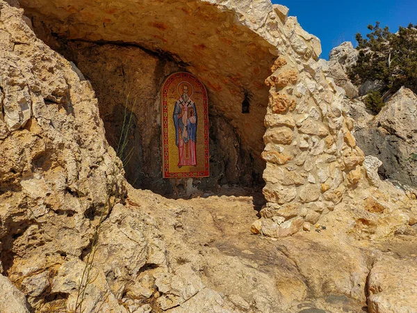 ビザンチン様式の近代的なモザイクを持つ古いアヒオスEpiphanios教会の遺跡 Ayiaナパ キプロス — ストック写真