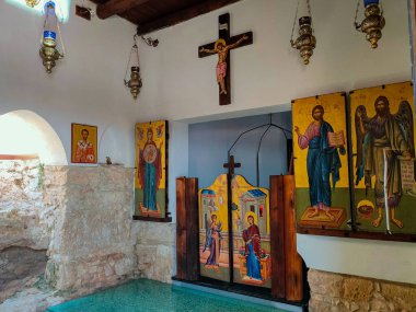 Kıbrıs Rum Kesimi 'nin Ayia Napa kentindeki Agios Epiphanios kilisesi yakınlarındaki Büyük Bazilika Kilisesi' nin içinde. Saydam zemin.