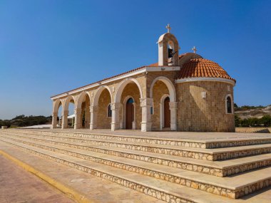 Kıbrıs Rum Kesimi 'nin Ayia Napa kentindeki Agios Epiphanios Kilisesi. Aziz Epiphanios, Bizans Salamis Piskoposu 'na adanmış bir şapeldir..