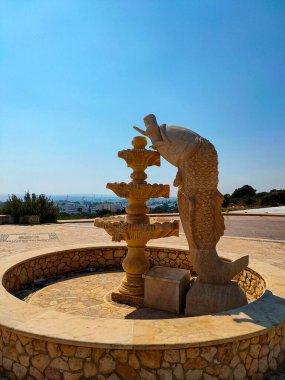 Kıbrıs Rum Kesimi 'nin Ayia Napa kentindeki Agios Epifanios Kilisesi yakınlarındaki Jonah çeşmesi.