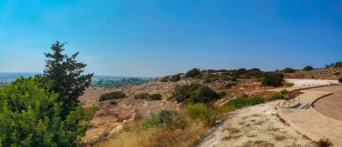 Ayia Napa, Kıbrıs - 09 Eylül 2019: Yüksek tepeden Ayia Napa 'nın geniş manzarası