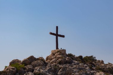 Kıbrıs Rum Kesimi 'nin Ayia Napa kentindeki Agios Epiphanios kilisesi yakınlarındaki tepeden geçin. Aziz Epiphanios, Bizans Salamis Piskoposu 'na adanmış bir şapeldir..