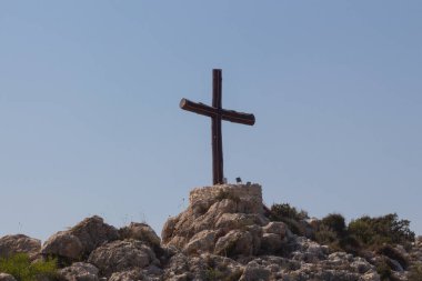 Kıbrıs Rum Kesimi 'nin Ayia Napa kentindeki Agios Epiphanios kilisesi yakınlarındaki tepeden geçin. Aziz Epiphanios, Bizans Salamis Piskoposu 'na adanmış bir şapeldir..