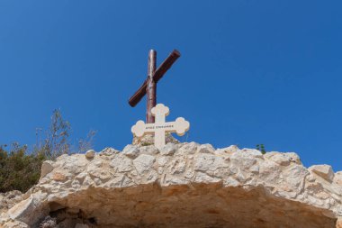 Kıbrıs Rum Kesimi 'nin Ayia Napa kentindeki Agios Epifanios kilisesine taş haçlar