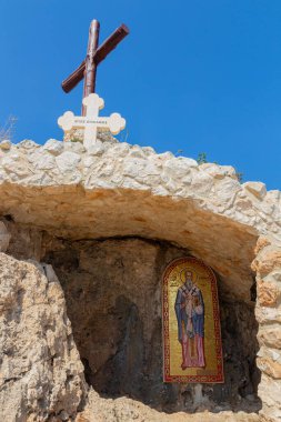 Bizans mozaiğiyle eski Agios Epifanios kilisesinin yıkıntılarına ve Kıbrıs Rum Kesimi 'nin Ayia Napa kentindeki haçlara bakın
