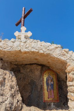 Bizans mozaiğiyle eski Agios Epifanios kilisesinin yıkıntılarına ve Kıbrıs Rum Kesimi 'nin Ayia Napa kentindeki haçlara bakın