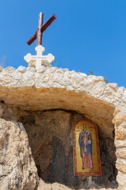 Bizans mozaiğiyle eski Agios Epifanios kilisesinin yıkıntılarına ve Kıbrıs Rum Kesimi 'nin Ayia Napa kentindeki haçlara bakın