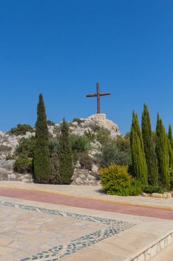 Kıbrıs Rum Kesimi 'nin Ayia Napa kentindeki Agios Epiphanios kilisesi yakınlarındaki tepeden geçin. Aziz Epiphanios, Bizans Salamis Piskoposu 'na adanmış bir şapeldir..