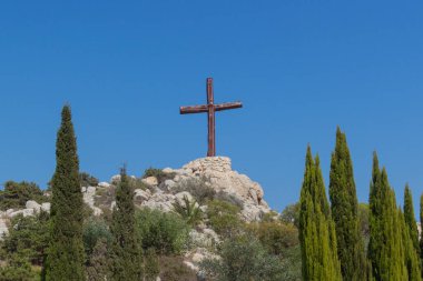 Kıbrıs Rum Kesimi 'nin Ayia Napa kentindeki Agios Epiphanios kilisesi yakınlarındaki tepeden geçin. Aziz Epiphanios, Bizans Salamis Piskoposu 'na adanmış bir şapeldir..