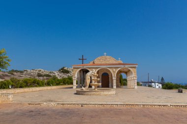 Kıbrıs Rum Kesimi 'nin Ayia Napa kentindeki Yunus çeşmesiyle Agios Epifanios Kilisesi' nin önündeki meydan..