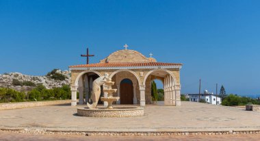 Kıbrıs Rum Kesimi 'nin Ayia Napa kentindeki Yunus çeşmesiyle Agios Epifanios Kilisesi' nin önündeki meydan..