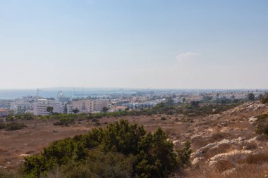Agios Epiphanios Kilisesi yakınlarındaki yüksek tepeden Ayia Napa 'ya bakın.