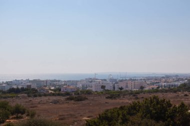 Agios Epiphanios Kilisesi yakınlarındaki yüksek tepeden Ayia Napa 'ya bakın.