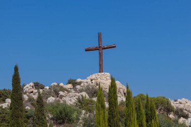 Kıbrıs Rum Kesimi 'nin Ayia Napa kentindeki Agios Epifanios kilisesinin üzerinde büyük ahşap haç.