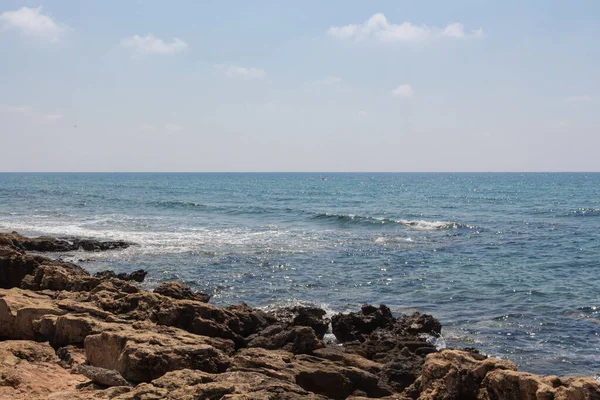 Kıbrıs Rum Kesimi 'nin Ayia Napa kentindeki Akdeniz manzarası. Kayalık sahilleri ve inanılmaz mavi suları olan Kıbrıs kıyıları.