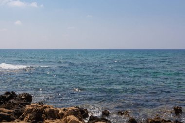 Kıbrıs Rum Kesimi 'nin Ayia Napa kentindeki Akdeniz manzarası. Kayalık sahilleri ve inanılmaz mavi suları olan Kıbrıs kıyıları.