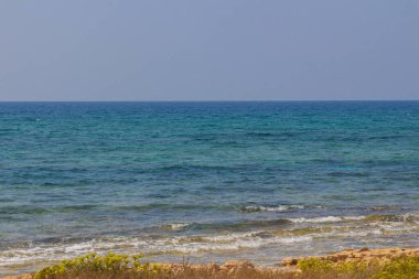 Kıbrıs Rum Kesimi 'nin Ayia Napa kentindeki Akdeniz manzarası. Kayalık sahilleri ve inanılmaz mavi suları olan Kıbrıs kıyıları.