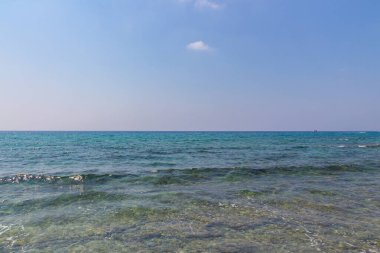 Kıbrıs Rum Kesimi 'nin Ayia Napa kentinden Akdeniz' e bakın. İnanılmaz mavi su..