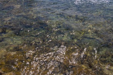 Deniz dalgaları dokusu ya da arka plan. Akdeniz 'in inanılmaz şeffaf suyu.