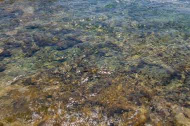 Deniz dalgaları dokusu ya da arka plan. Akdeniz 'in inanılmaz şeffaf suyu.