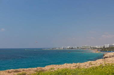 Deniz manzarası, kayalar, kumlu plajlar ve Kıbrıs Rum Kesimi Ayia Napa otelleri