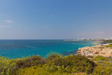 Deniz manzarası, kayalar, kumlu plajlar ve Kıbrıs Rum Kesimi Ayia Napa otelleri